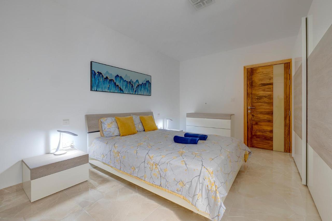 Deluxe Apartment Steps To St George'S Bay Saint Julian's Exterior photo