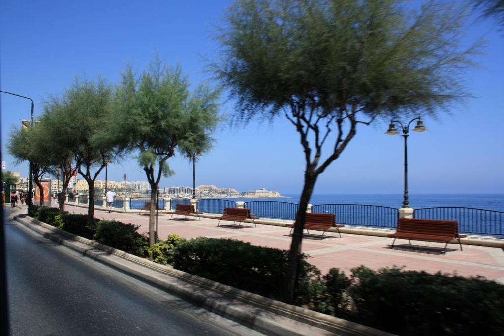 Deluxe Apartment Steps To St George'S Bay Saint Julian's Exterior photo